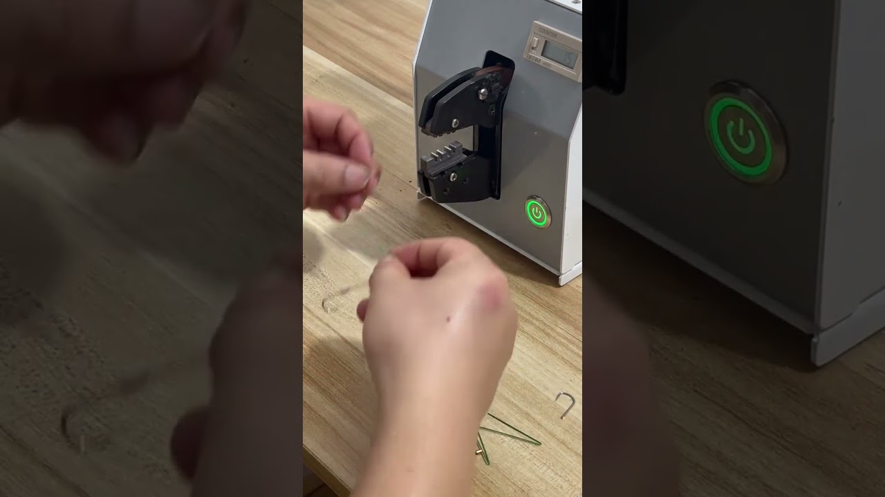 Bezpečné krimpování háčkových koncovek s naším elektrickým krimpovacím strojem #továrna #stroj