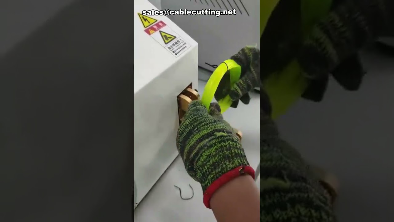 Navíjecí a vázací stroj pro automatickou výrobu cívek