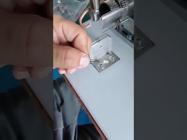 Poloatomatické zařízení na výrobu USB kabelů – Malá pájecí linka pro USB A, Micro a Lightning