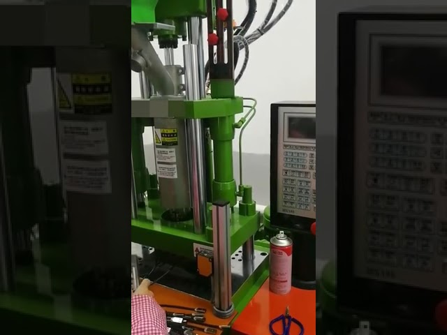 450ST Automatický vertikální vstřikovací lis na plasty pro elektronické díly (nabíječky)