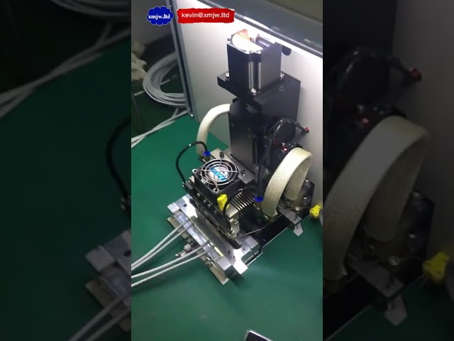 Pulzní pájecí stroj pro oboustranné pájení dvou USB-C konektorů u PD nabíječek