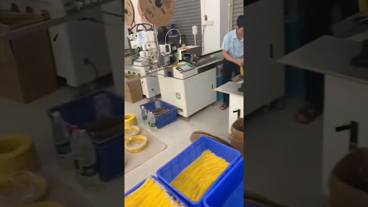 Plně automatický stroj na řezání, odizolování a dvojité krimpování kabelů | Zvyšte produktivitu ve výrobě