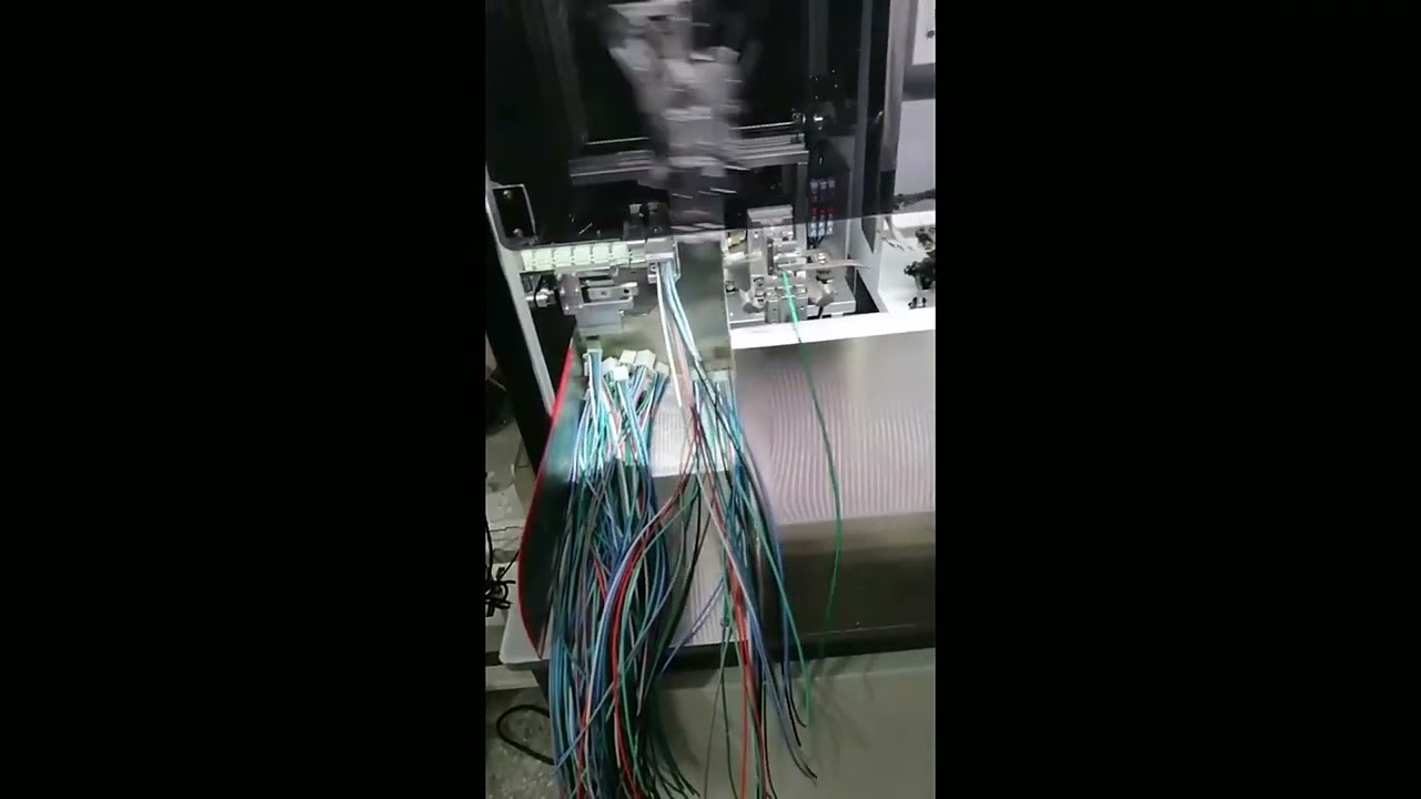Automatický stroj na odizolování, kroucení, pocínování a krimpování konektorů – efektivní výroba kabelů