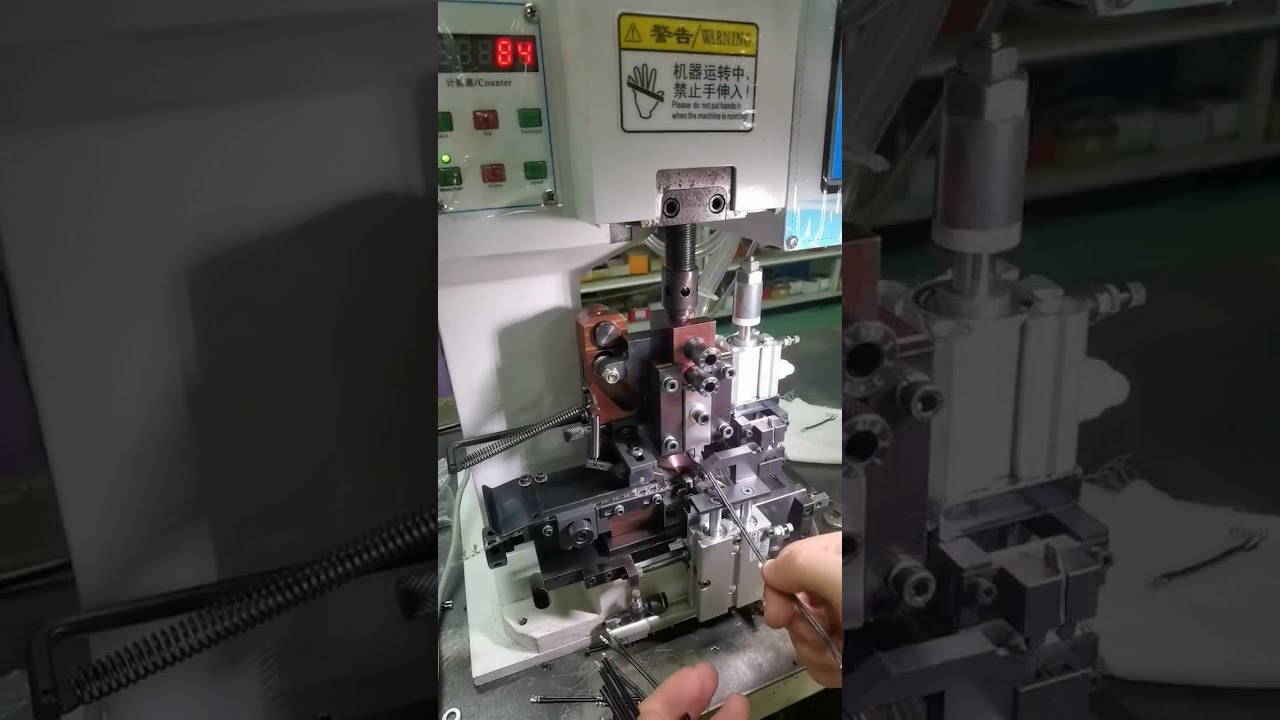 Automatický stroj na odizolování a krimpování paralelních drátů – reálný záběr z provozu #továrna