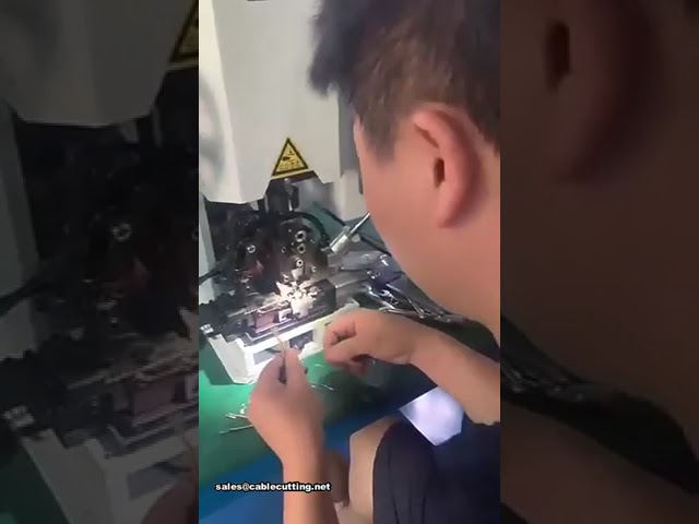 Automatický stroj na řezání, odizolování a krimpování drátů