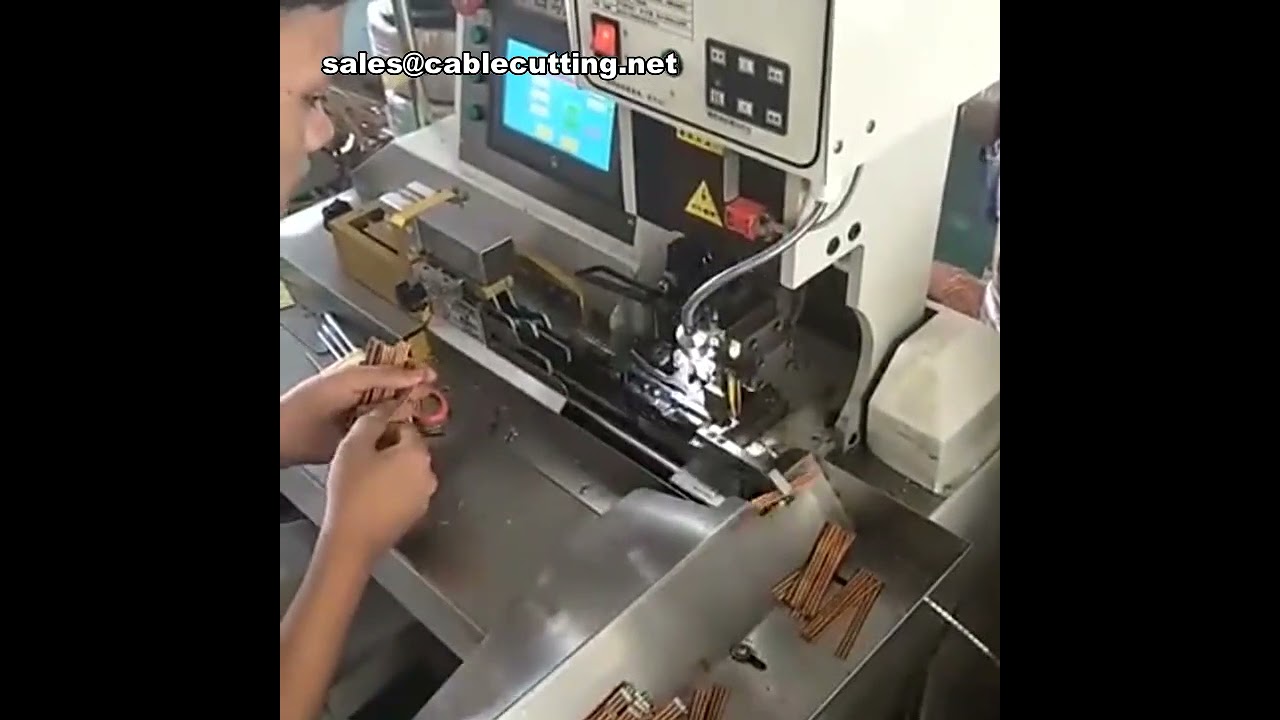 Automatický krimpovací stroj pro vícežilové páskové kabely – terminálování kabelových svazků