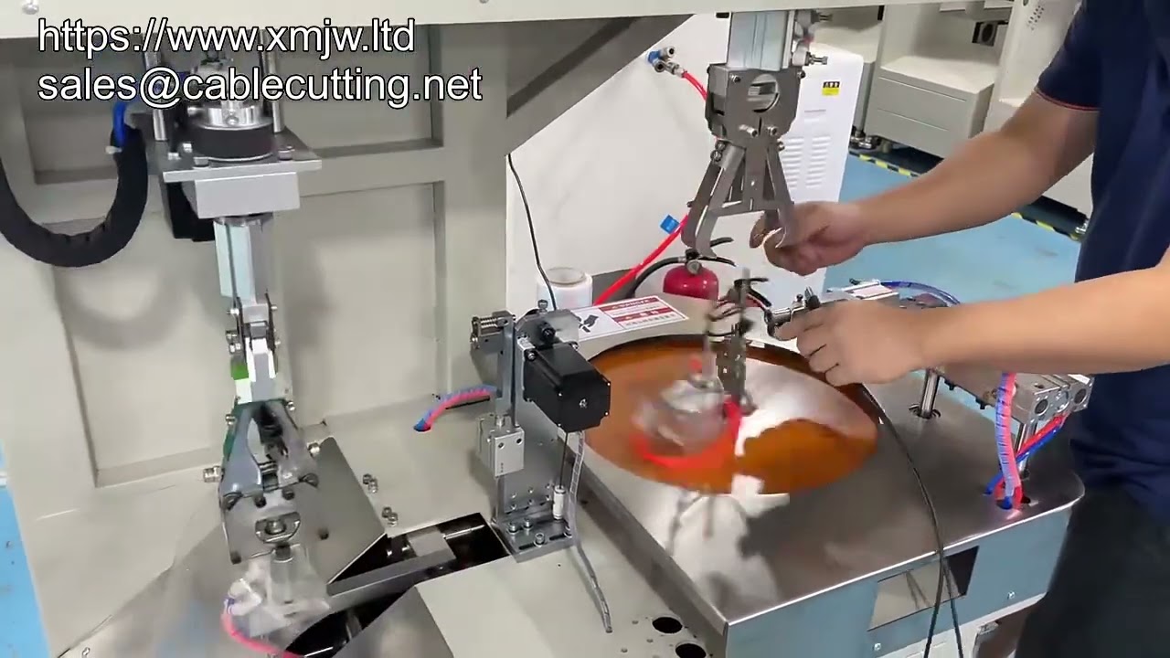 Automatický stroj na navíjení a vázání silných drátů do tvaru 8