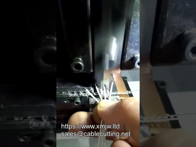 Vysoce účinný polautomatický lis na krimpování měděných drátů a kabelů pro konektory Molex