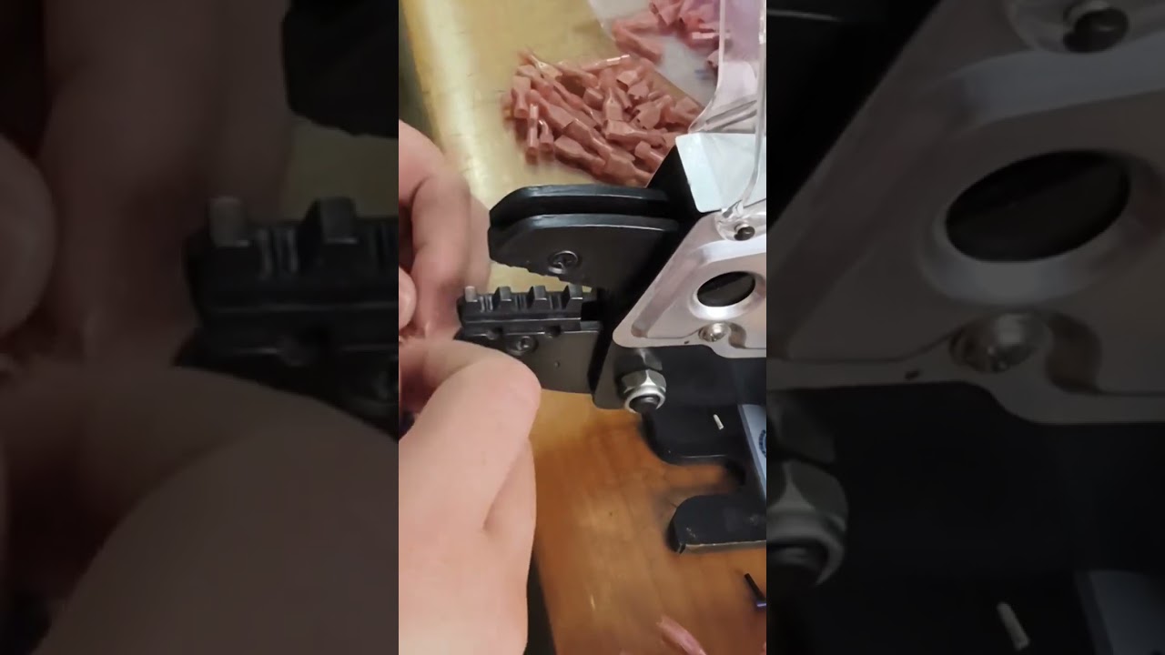 Efektivní pneumatický krimpovací stroj pro hromadné svorkování #factory #machine