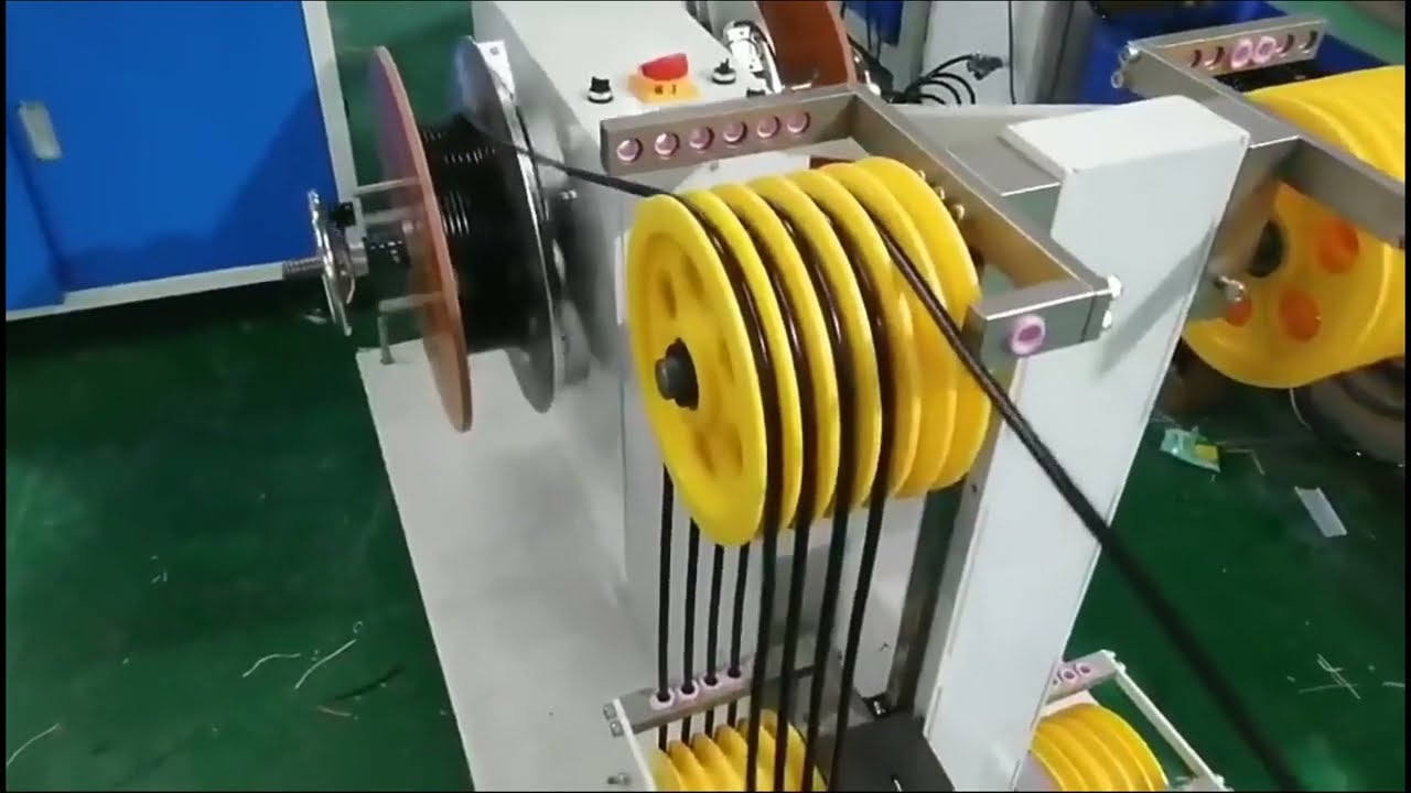 Plně automatický stroj na stříhání, krimpování a stáčení hadic s twist tie uzávěry