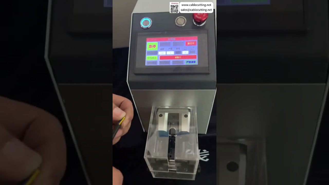 Čistě pneumatický odizolovací stroj na dráty s možností nastavení vlastních výstupů a plně automatickým provozem