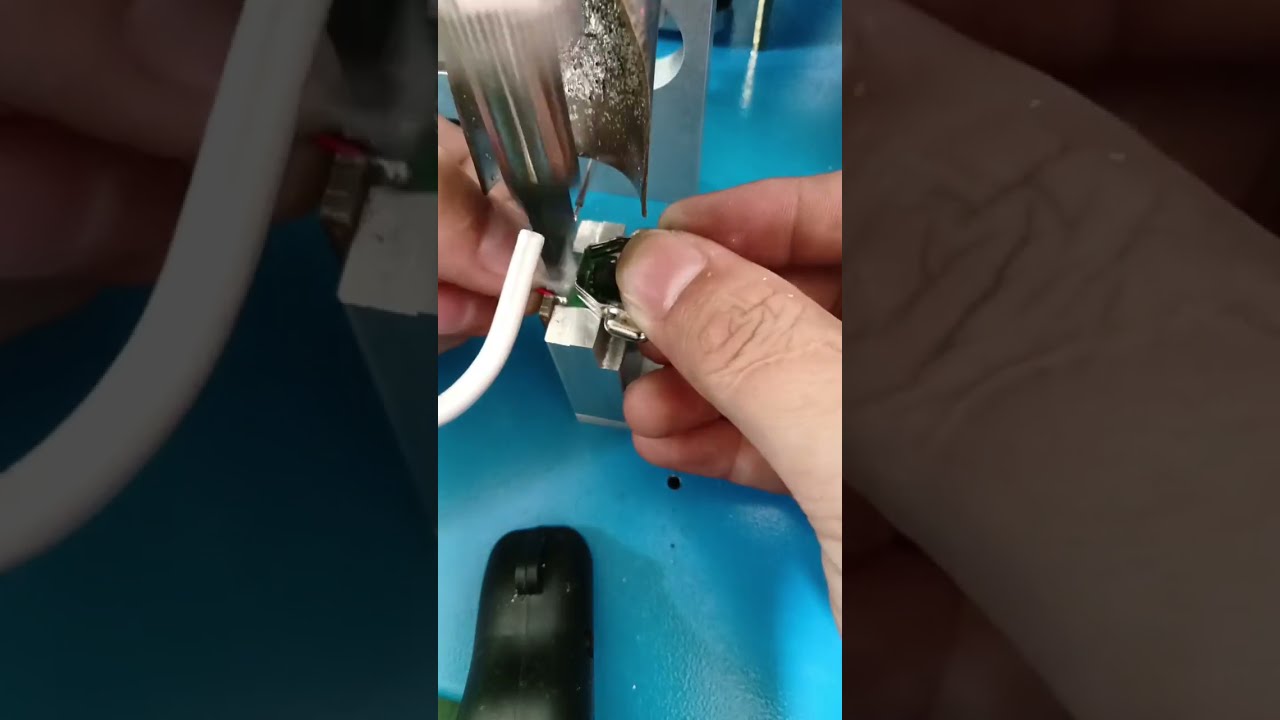 Skutečné video: Svařovací drát a malé desky plošných spojů v továrním stroji | Odizolovávací stroj na kabely