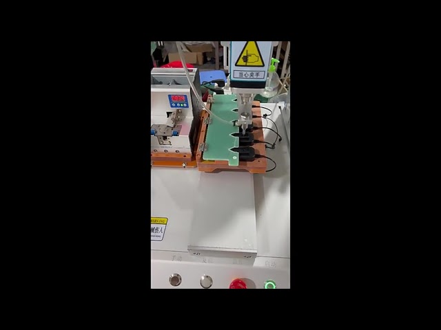 Plně automatický stroj na šroubování křížových šroubů pro routery a přepínače