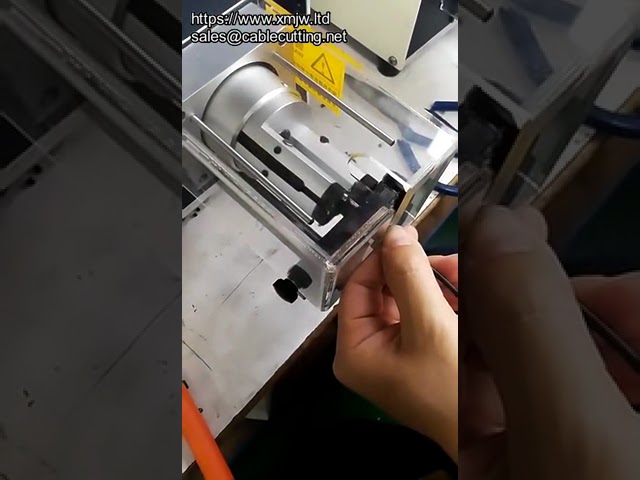 Poloautomatický odizolovávač koaxiálních kabelů – přesnost a rychlost