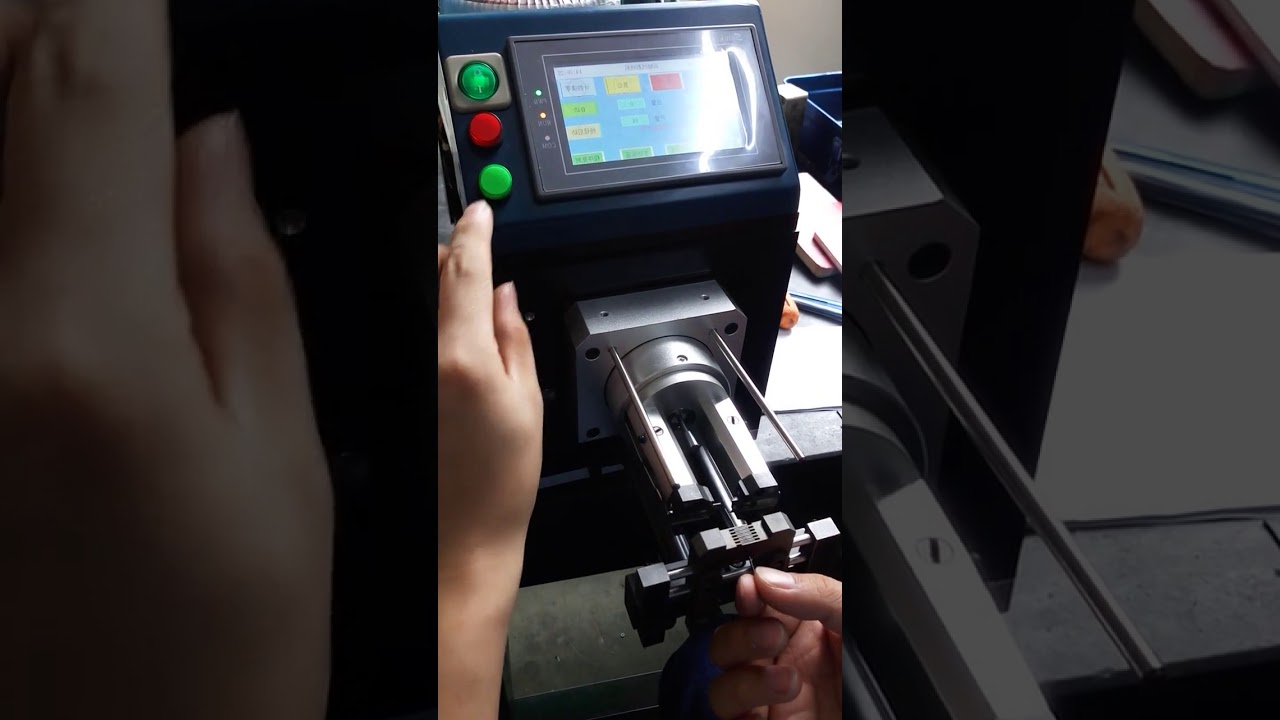 Automatický odizolovací stroj na koaxiální kabely pro průmyslovou výrobu